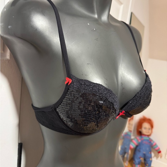 Elegant Black Lace Bra with Red Accents - Picture 2 of 5